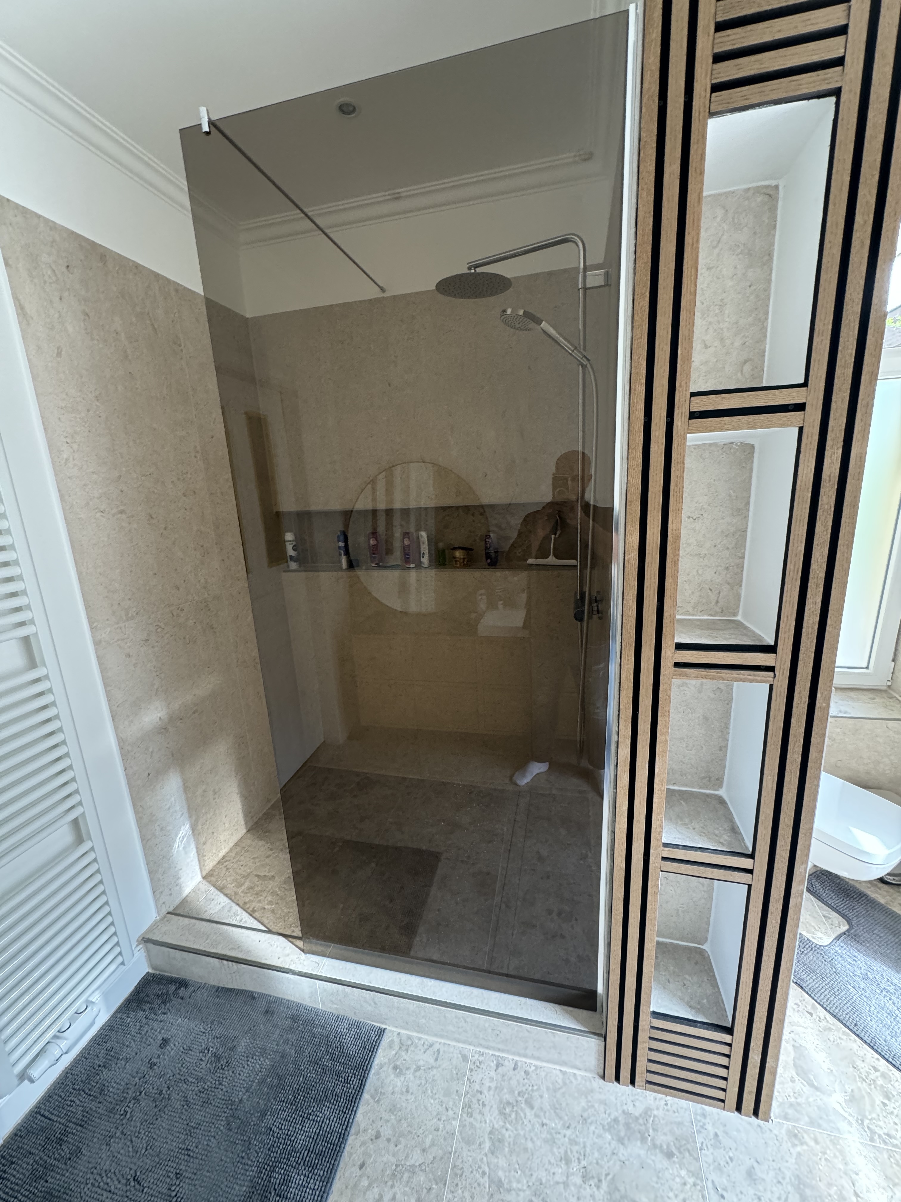 Moderne Dusche mit dunklem Glas als Teil einer hochwertigen Badsanierung in Hamburg