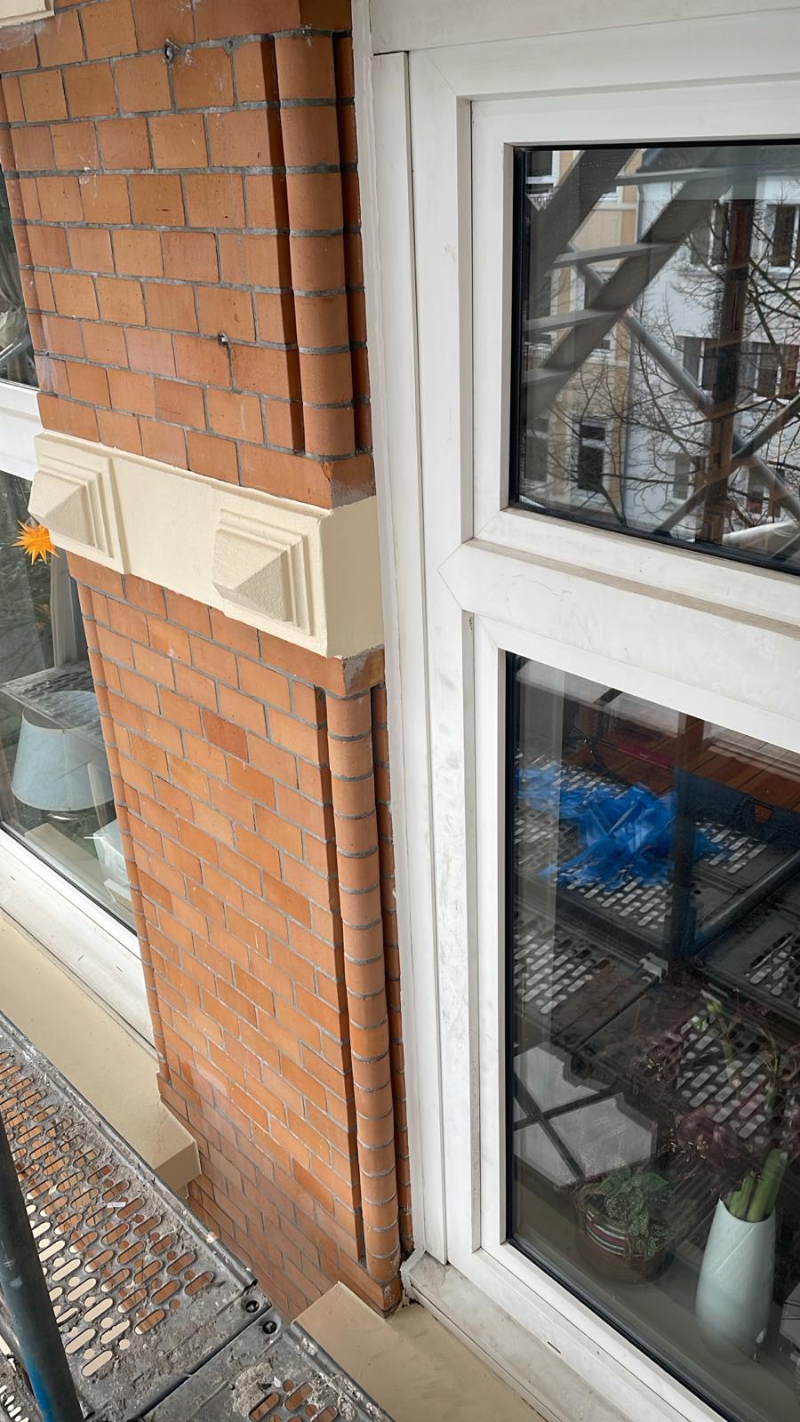 Außenfassade aus Stein wird saniert und für eine langlebige, saubere Fassadeninstandsetzung vorbereitet