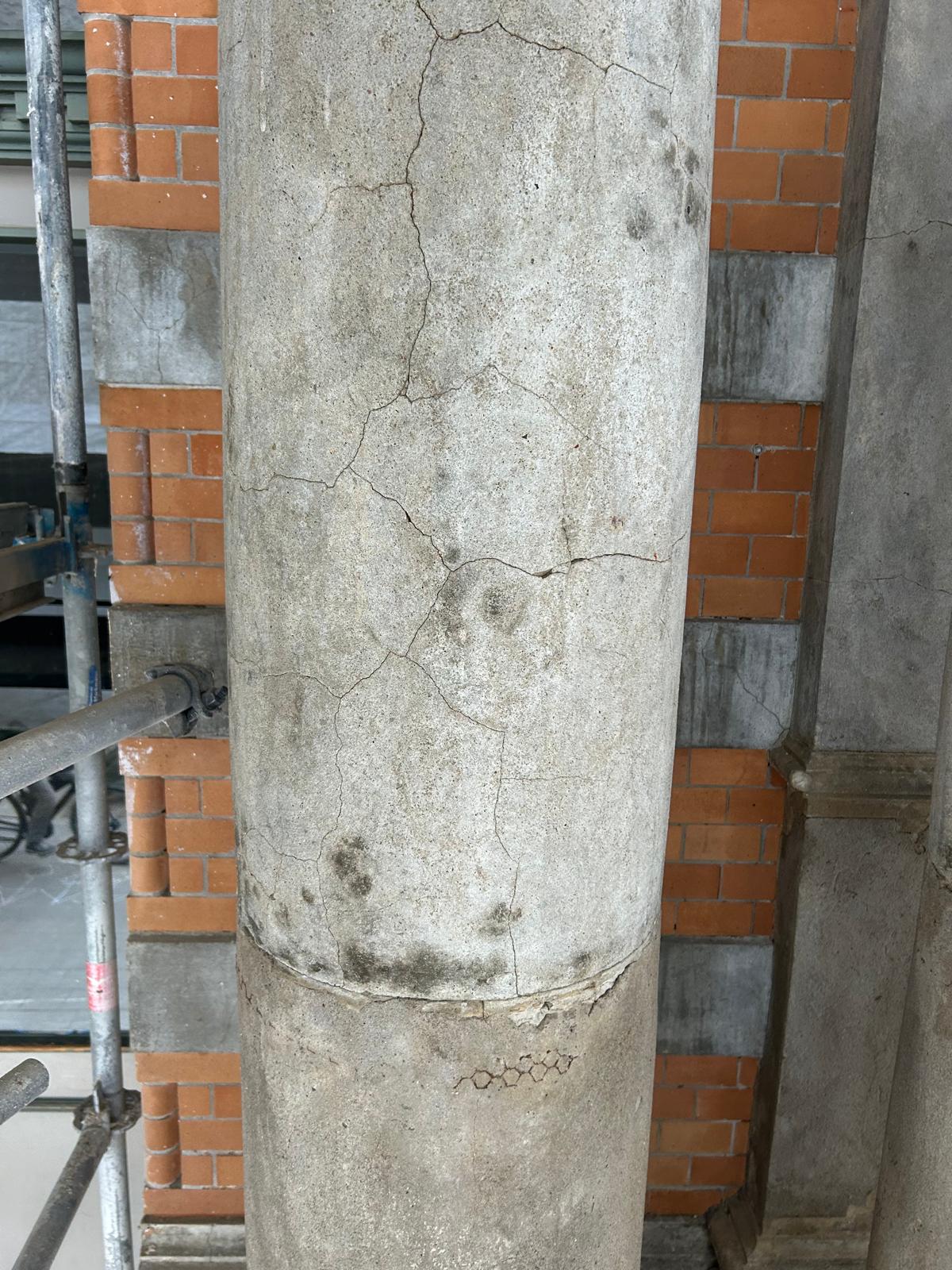 Beschädigte Steinfassade mit sichtbaren Schäden als Grundlage für eine fachgerechte Fassadensanierung