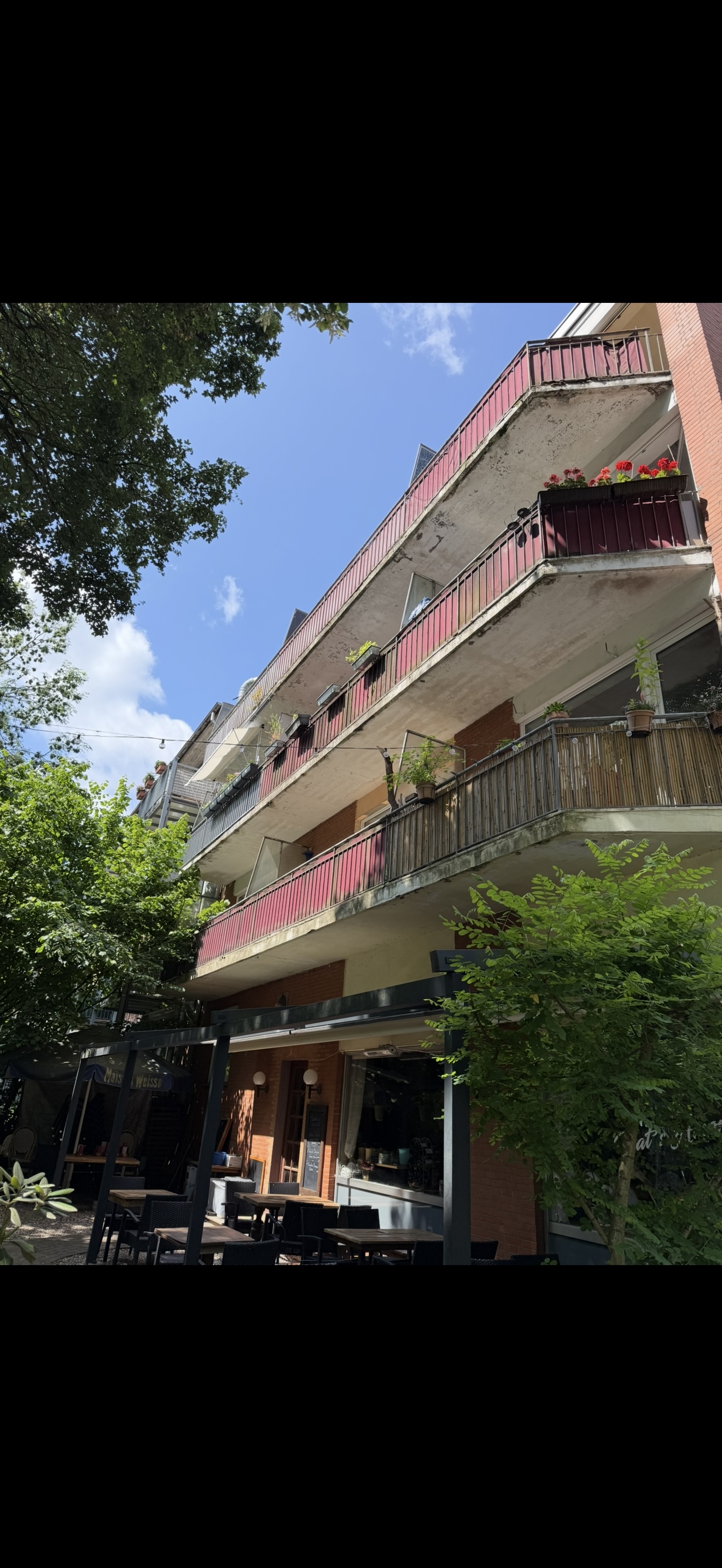 Fertige Balkone an einem Mehrfamilienhaus nach Balkonsanierung mit gepflegter Außenansicht