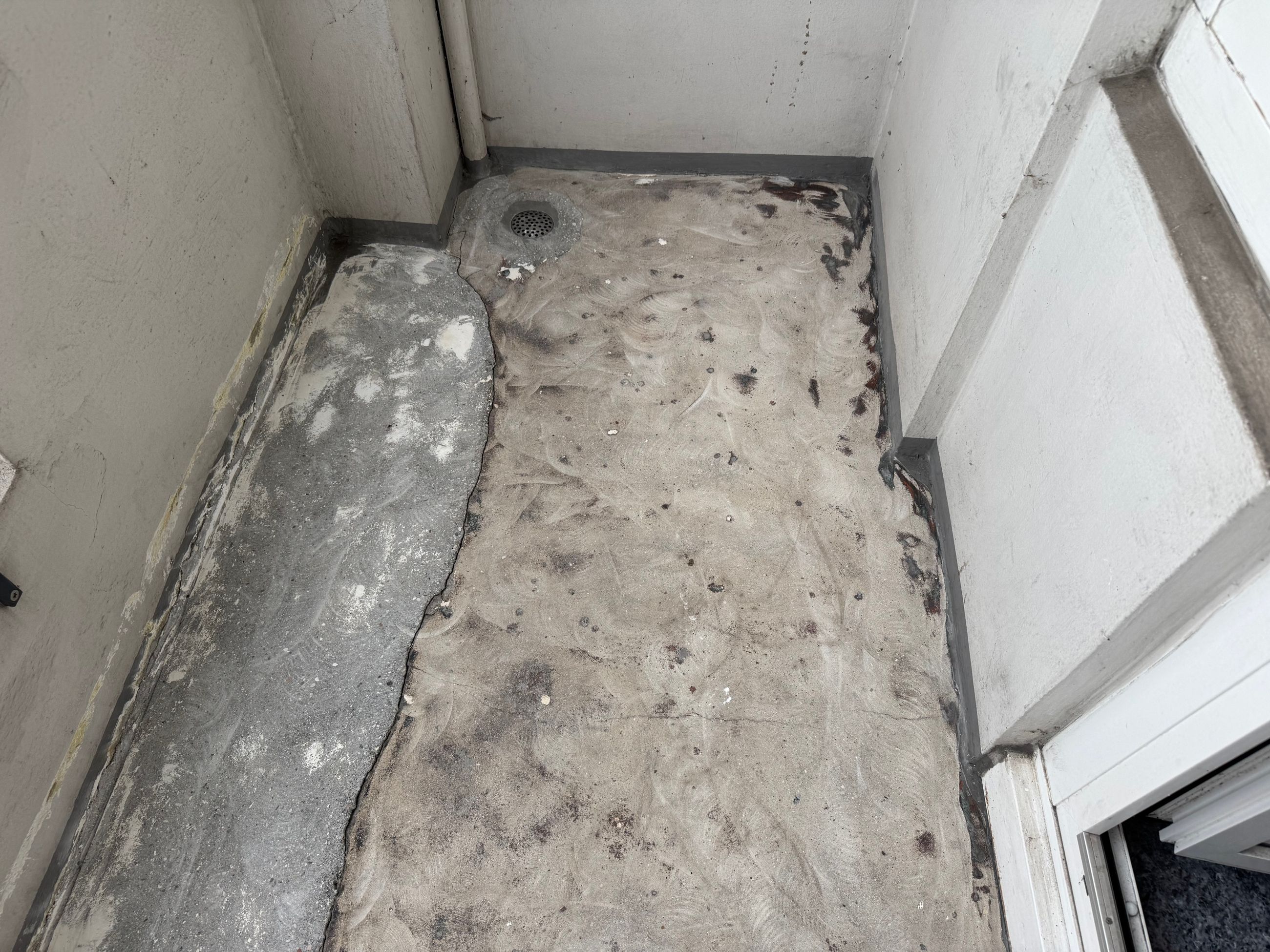 Kaputter Balkon vor der Sanierung mit sichtbaren Schäden an Oberfläche, Kanten und Anschlussbereichen