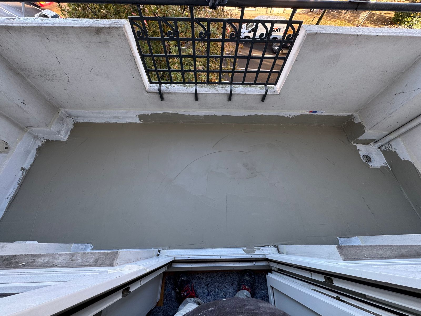 Balkon vor der Sanierung mit beschädigten Bereichen und Vorbereitung für die Balkoninstandsetzung