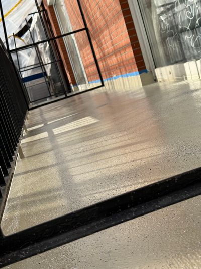 Modernisierter Balkon an einem Mehrfamilienhaus mit gepflegter Brüstung und saniertem Bodenbereich