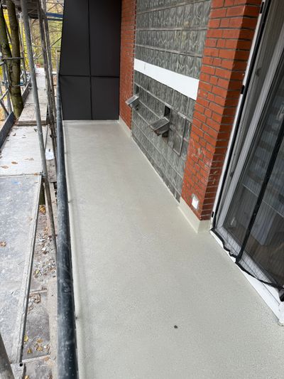 Fertiger Balkon an einem Wohngebäude nach Balkonsanierung mit erneuerter Oberfläche und sauberer Ausführung