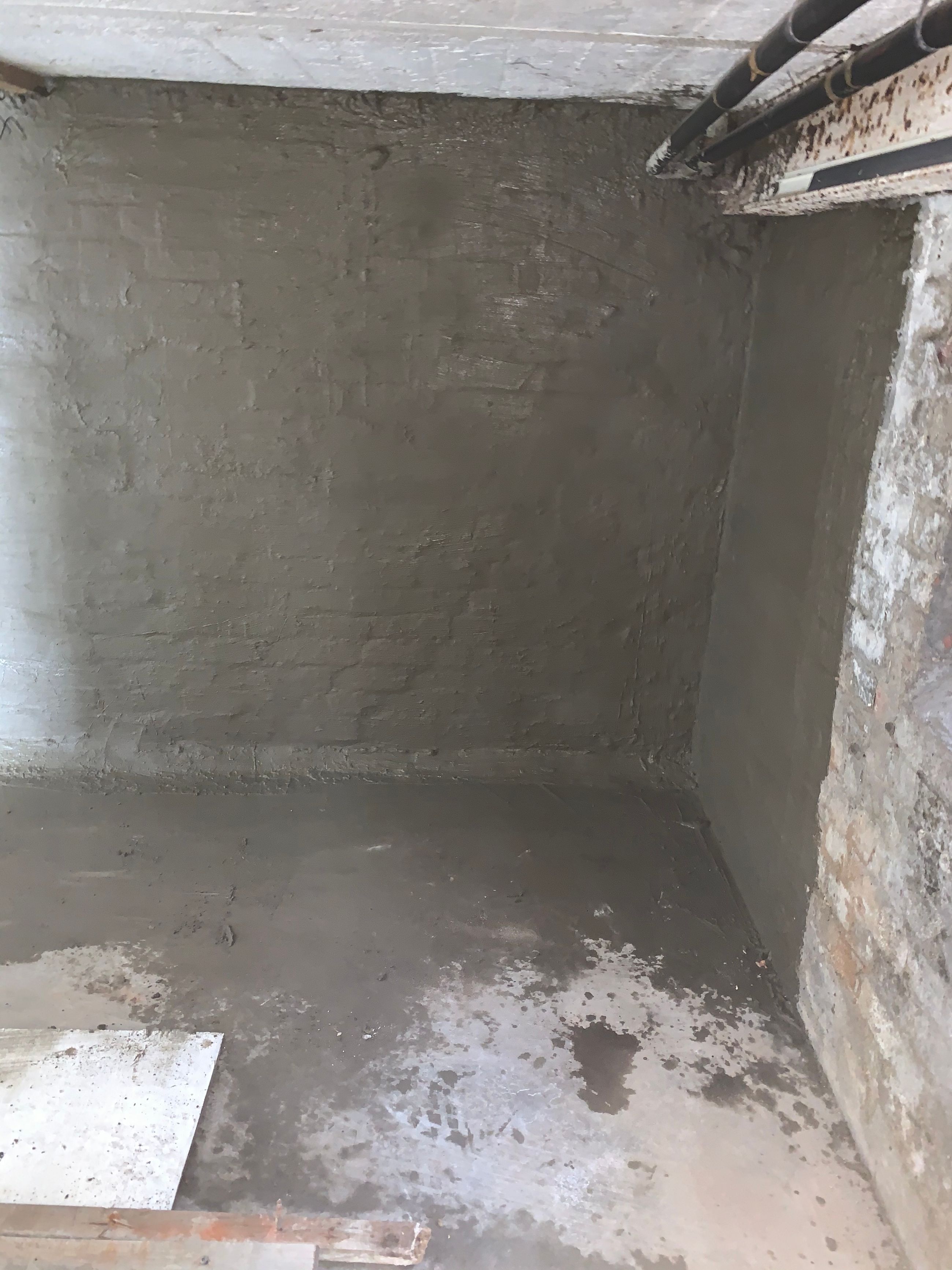 Kellerraum im Bestand vor der Sanierung mit sichtbaren Gebrauchsspuren an Boden und Wänden