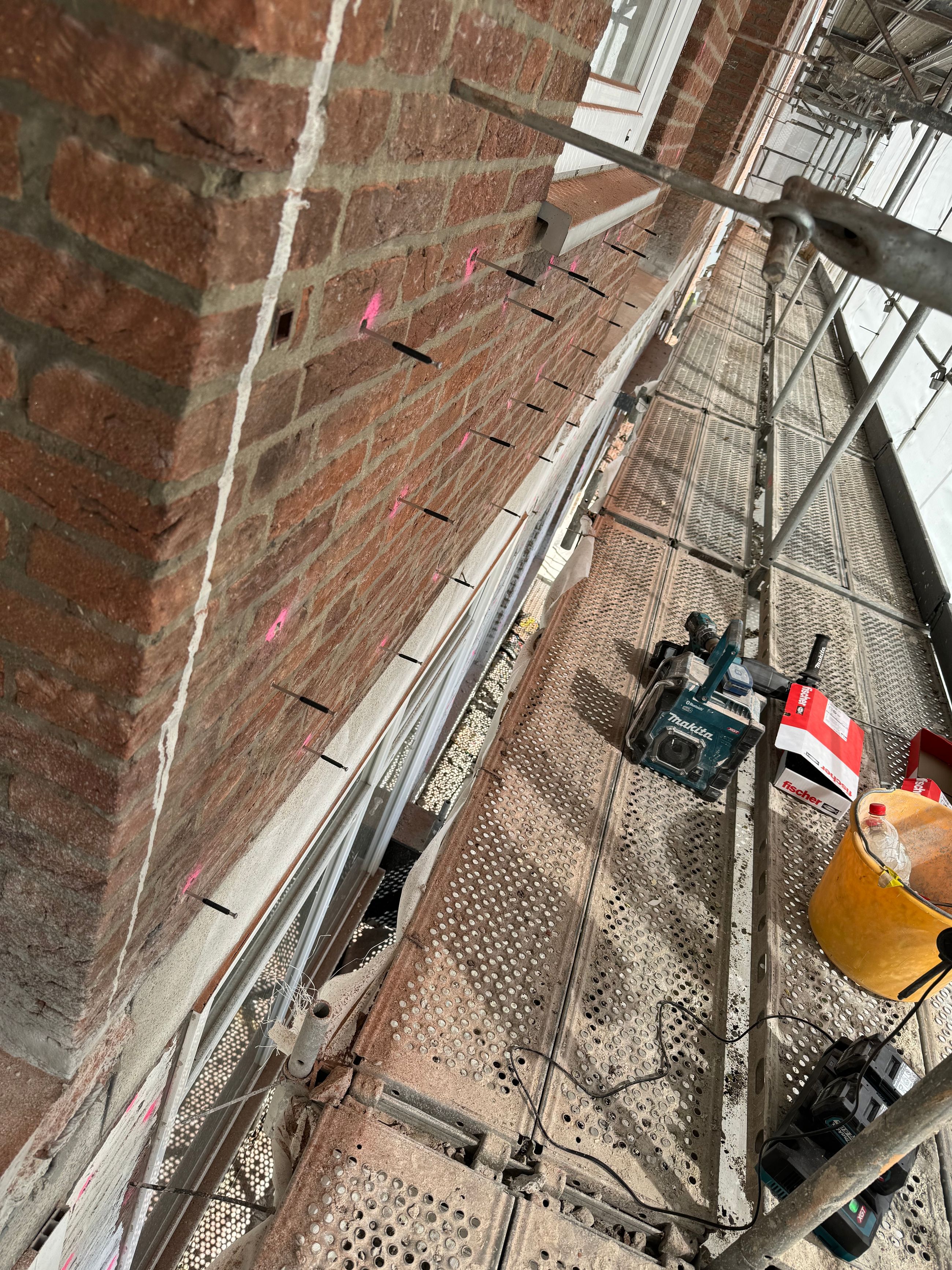 Außenarbeit mit Maurerarbeiten an Mauerwerk, Bodenbereich und angrenzenden Bauteilen