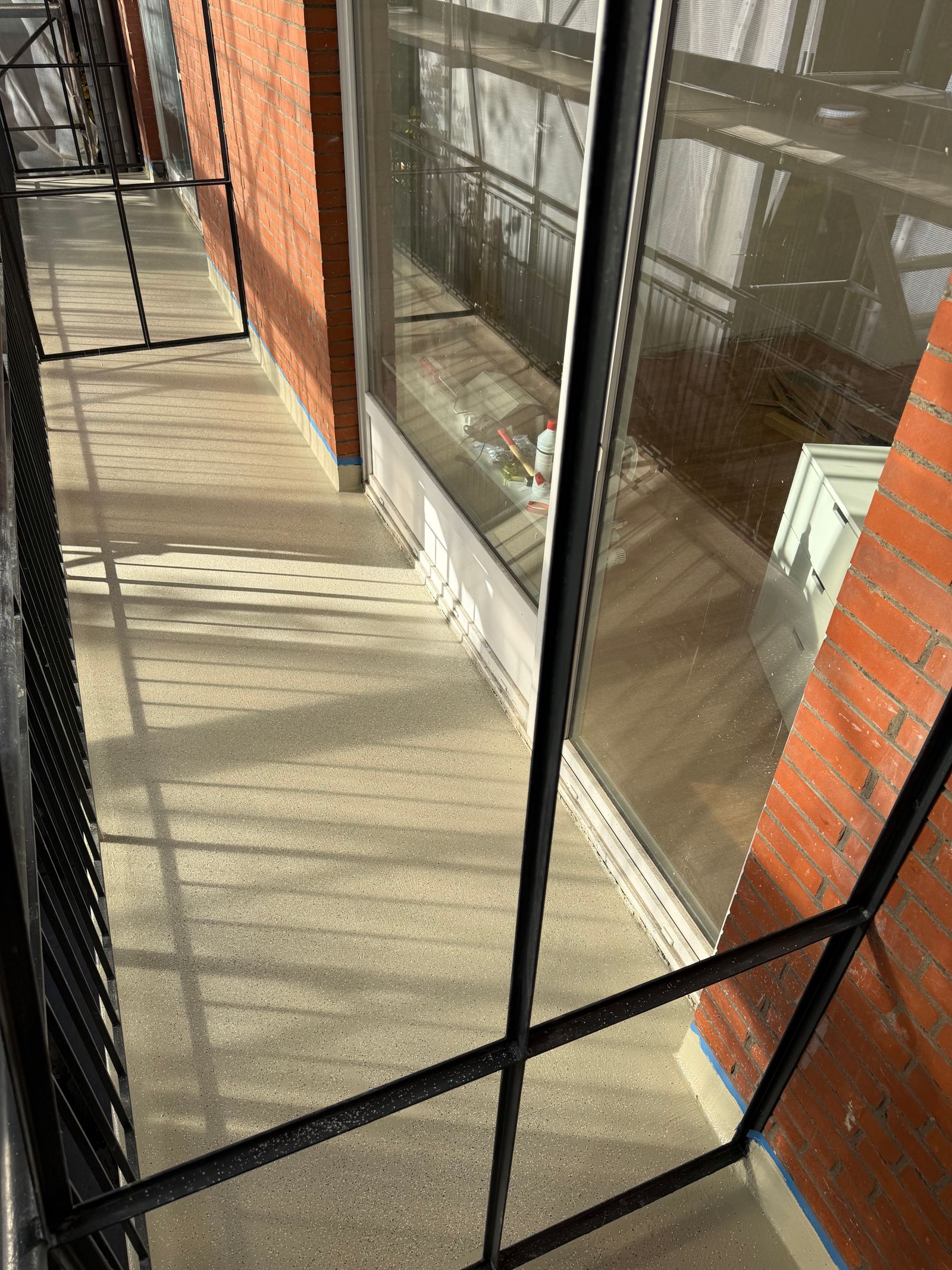 Balkon mit Glaselementen und neuem Bodenbelag