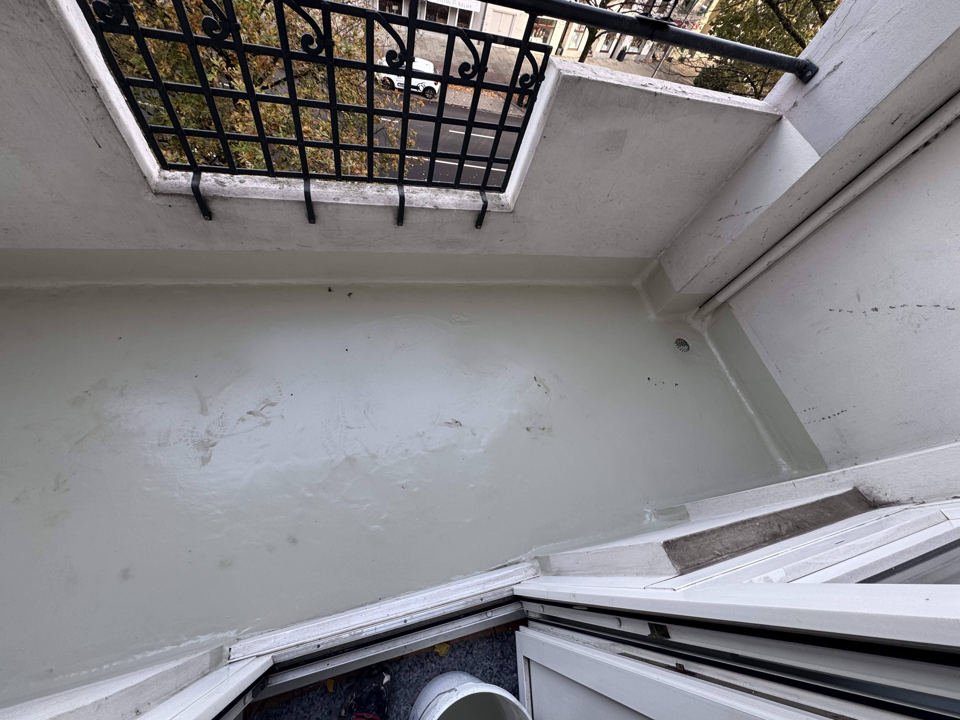 Balkon vor der Sanierung, von oben fotografiert