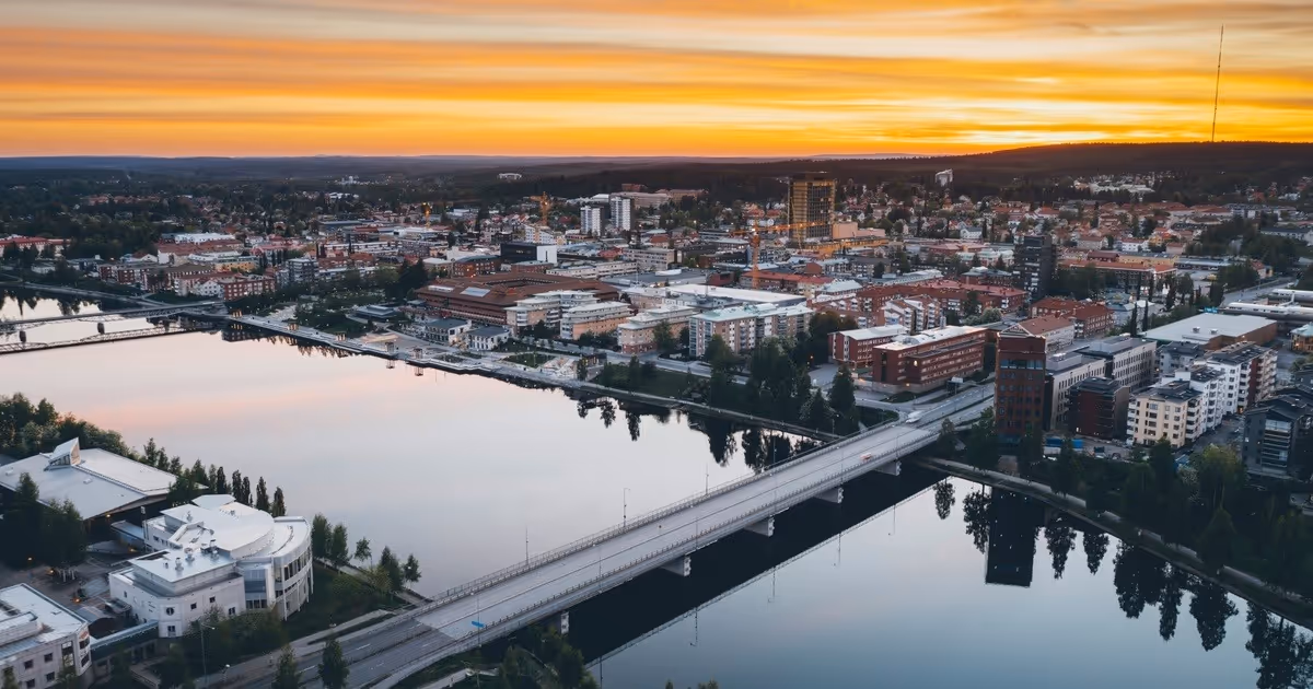 Source: https://unsplash.com/photos/a-river-with-a-city-in-the-background-bFL647HHW8Y