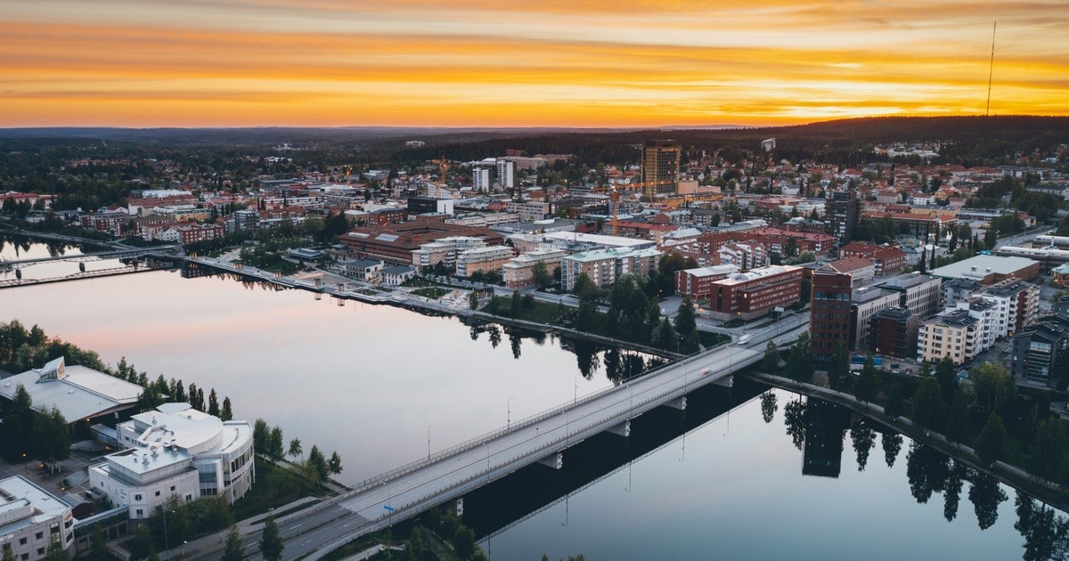 Source: https://unsplash.com/photos/a-river-with-a-city-in-the-background-bFL647HHW8Y