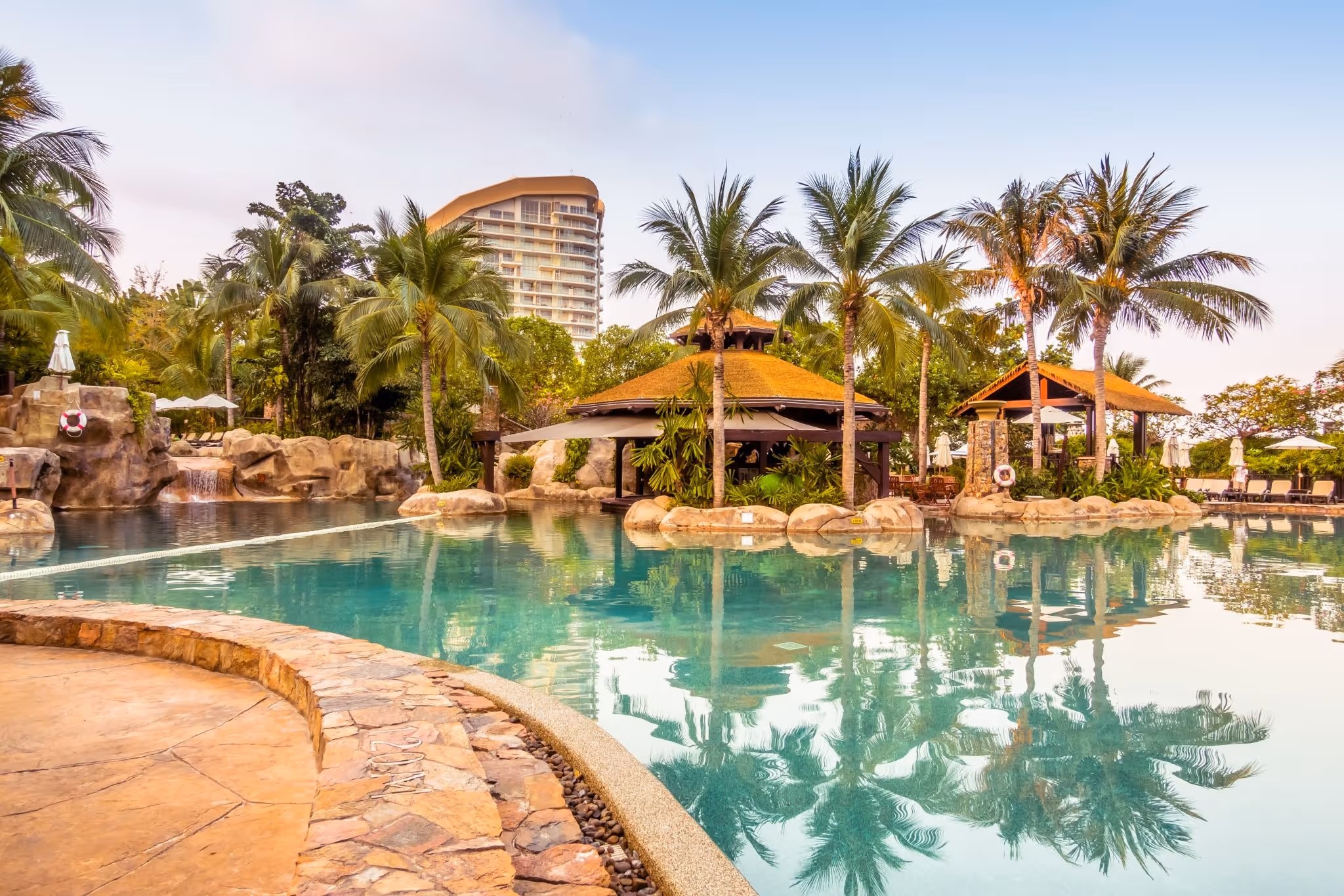 source: https://www.magnific.com/free-photo/tropical-relaxation-travel-water-beach_1044421.htm#fromView=search&page=2&position=9&uuid=dca479b6-24eb-4524-ae05-d4f874dee1d7&query=hotel+indonesia