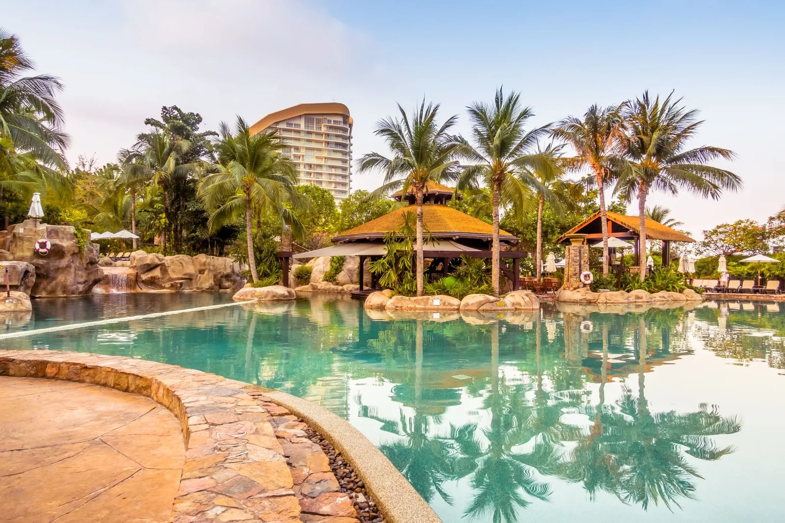 source: https://www.magnific.com/free-photo/tropical-relaxation-travel-water-beach_1044421.htm#fromView=search&page=2&position=9&uuid=dca479b6-24eb-4524-ae05-d4f874dee1d7&query=hotel+indonesia