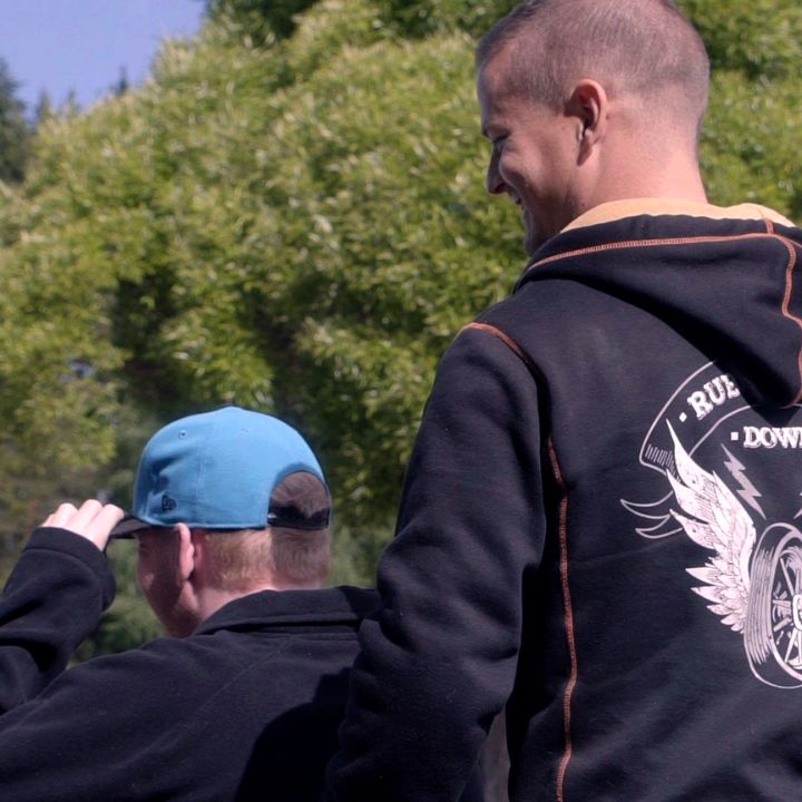 Två personer på promenad