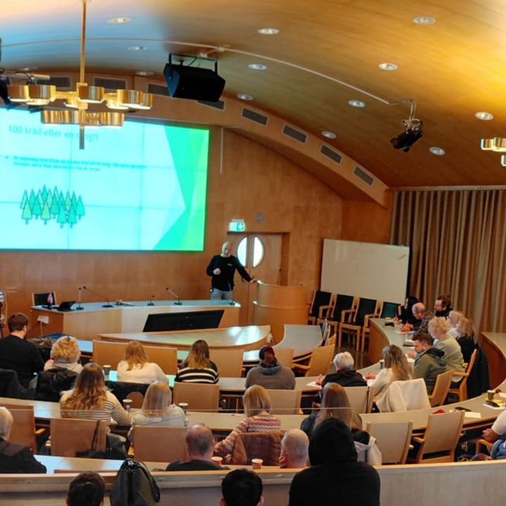 Johan Norén håller föreläsning om autism