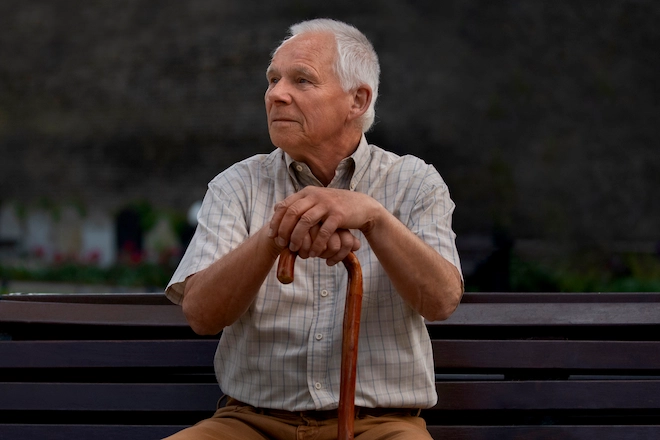 Homme âgé assis sur un banc