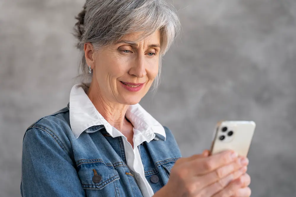 Portrait d'une femme âgée utilisant un smartphone