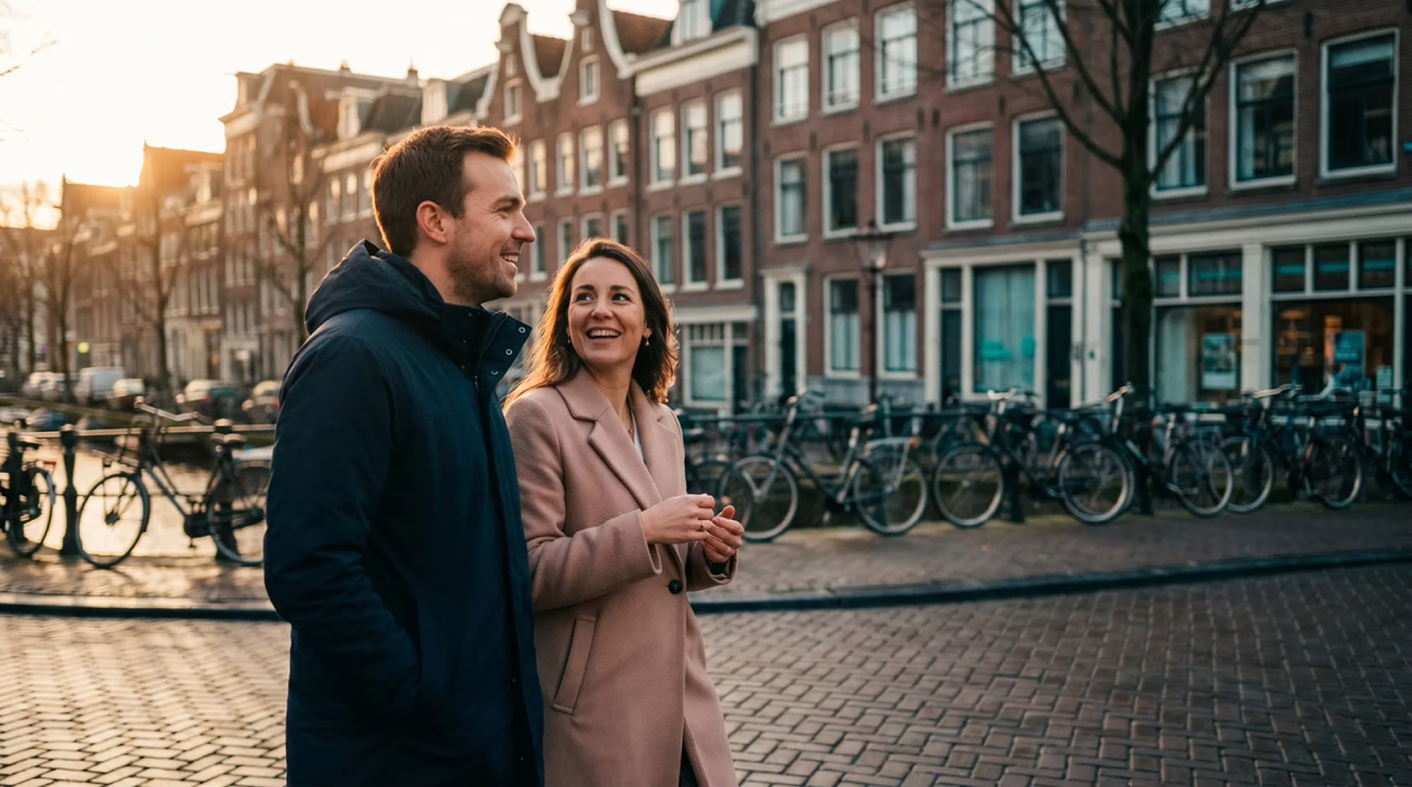 Stel bij Amsterdamse gracht