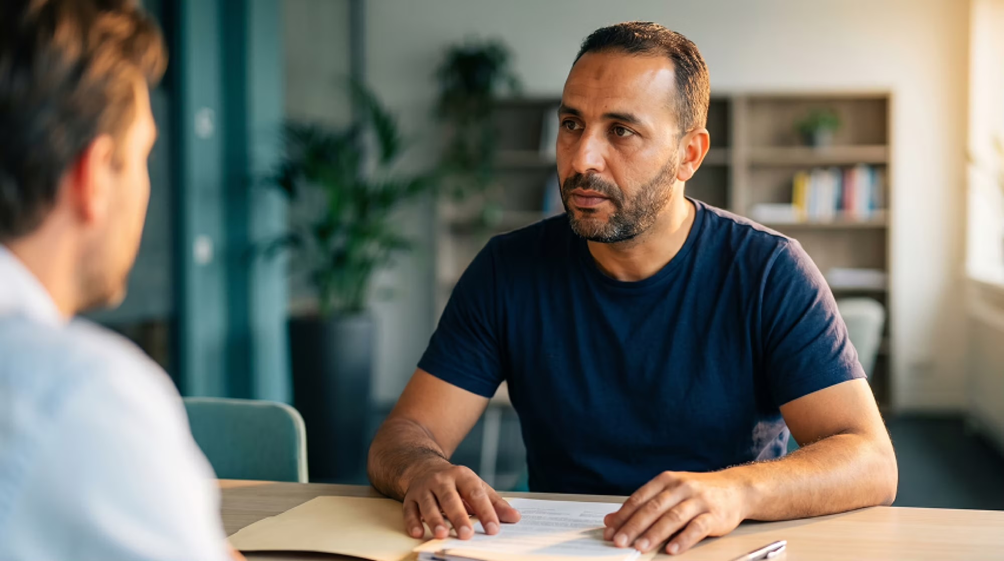 Man in gesprek voor letselschadeadvies
