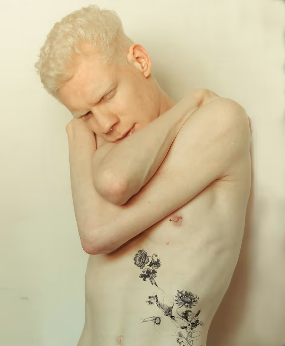 Homme tatoué d'un tatouage floral. 