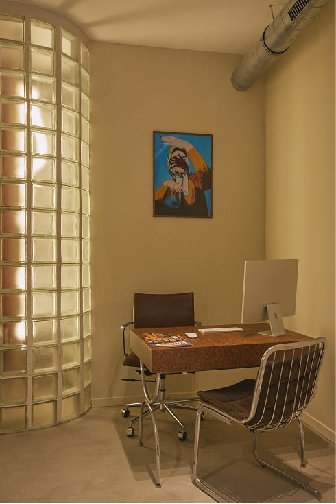 Bureau du médecin dans la salle de détatouage.