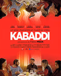 Cartel de la película Kabaddi con cuatro personas sentadas alrededor de una mesa y fondo rojo con figuras en acción arriba.