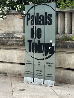 NIX RUO recorriendo el PALAIS DE TOKYO en PARIS