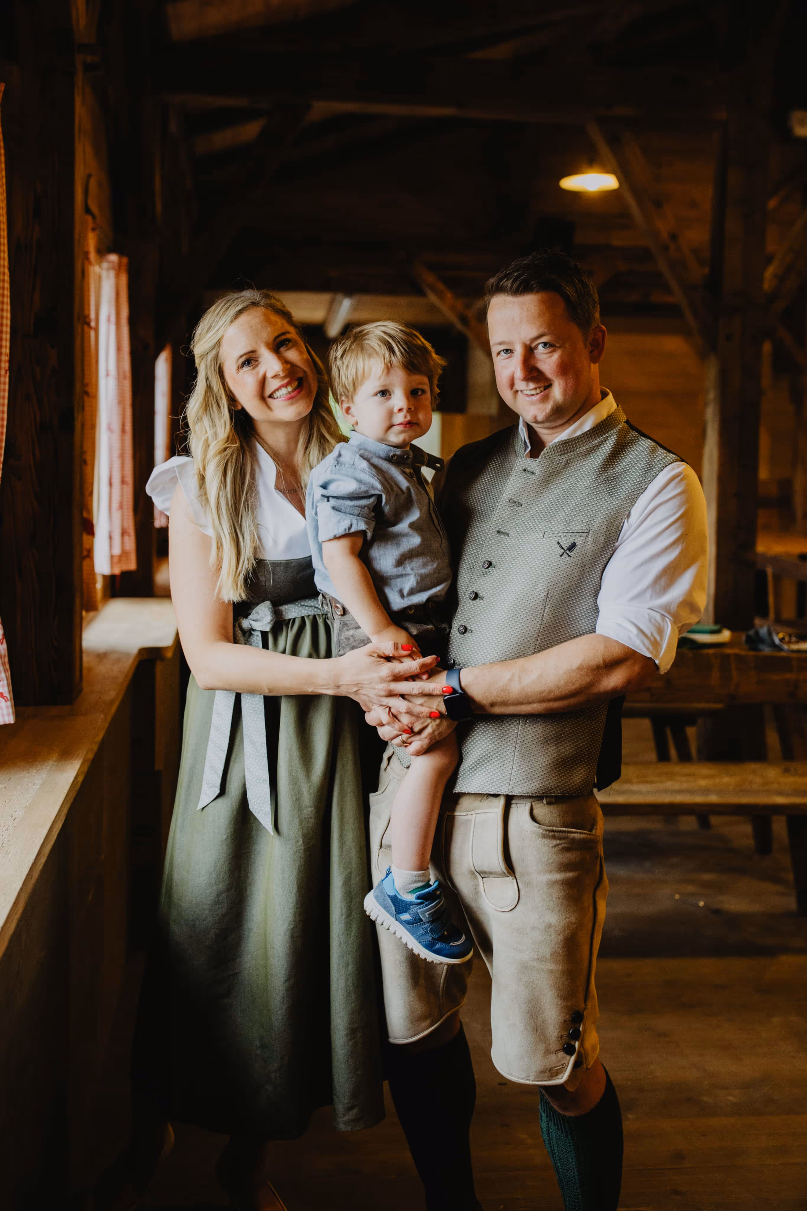 Familie Leserer mit Mann, Frau in traditioneller bayerischer Tracht und kleinem Jungen, der von den Eltern gehalten wird, im Erhartinger Festzelt in Mühldorf.