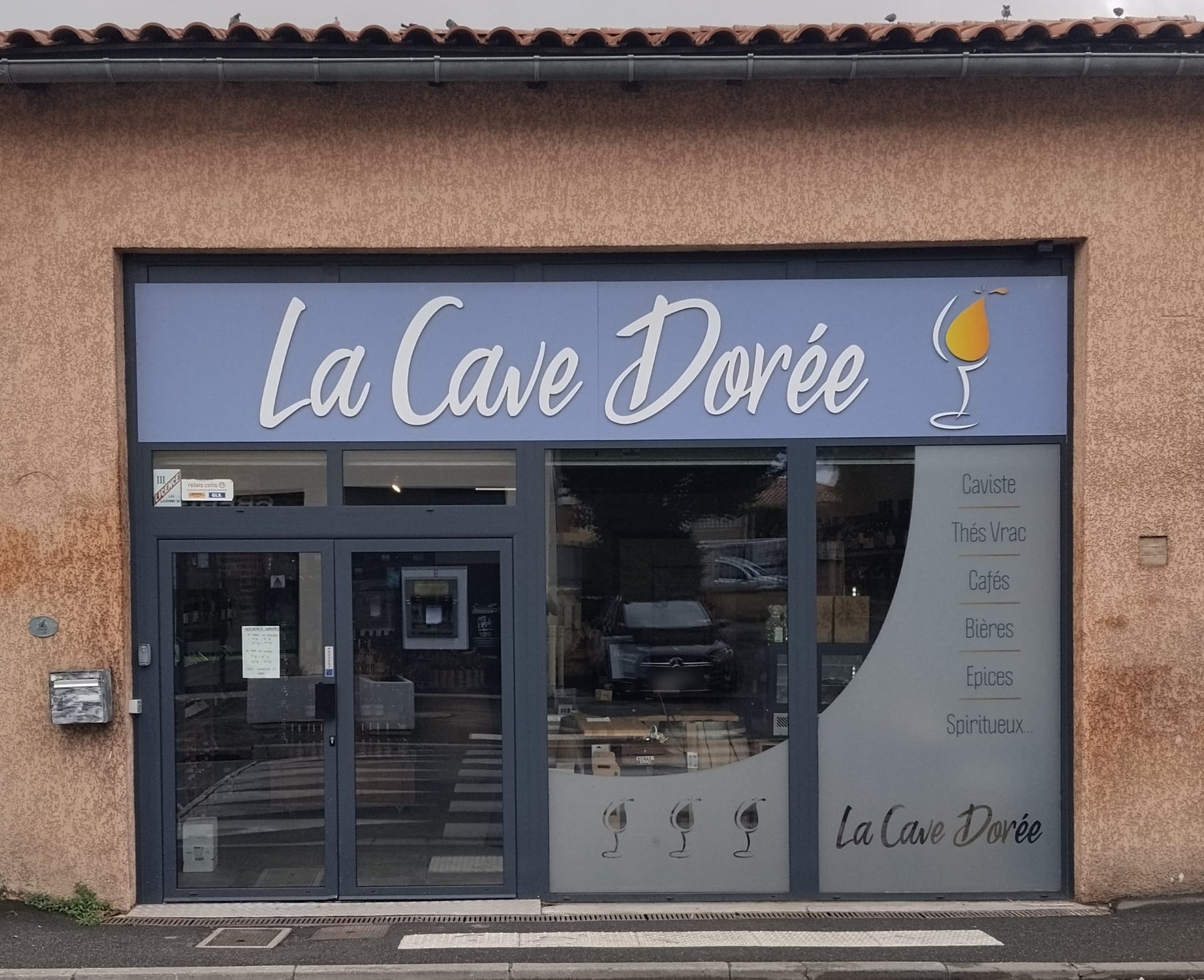 Façade de La Cave Dorée à Pechbonnieu : caviste, thés, cafés, bières, épices et spiritueux