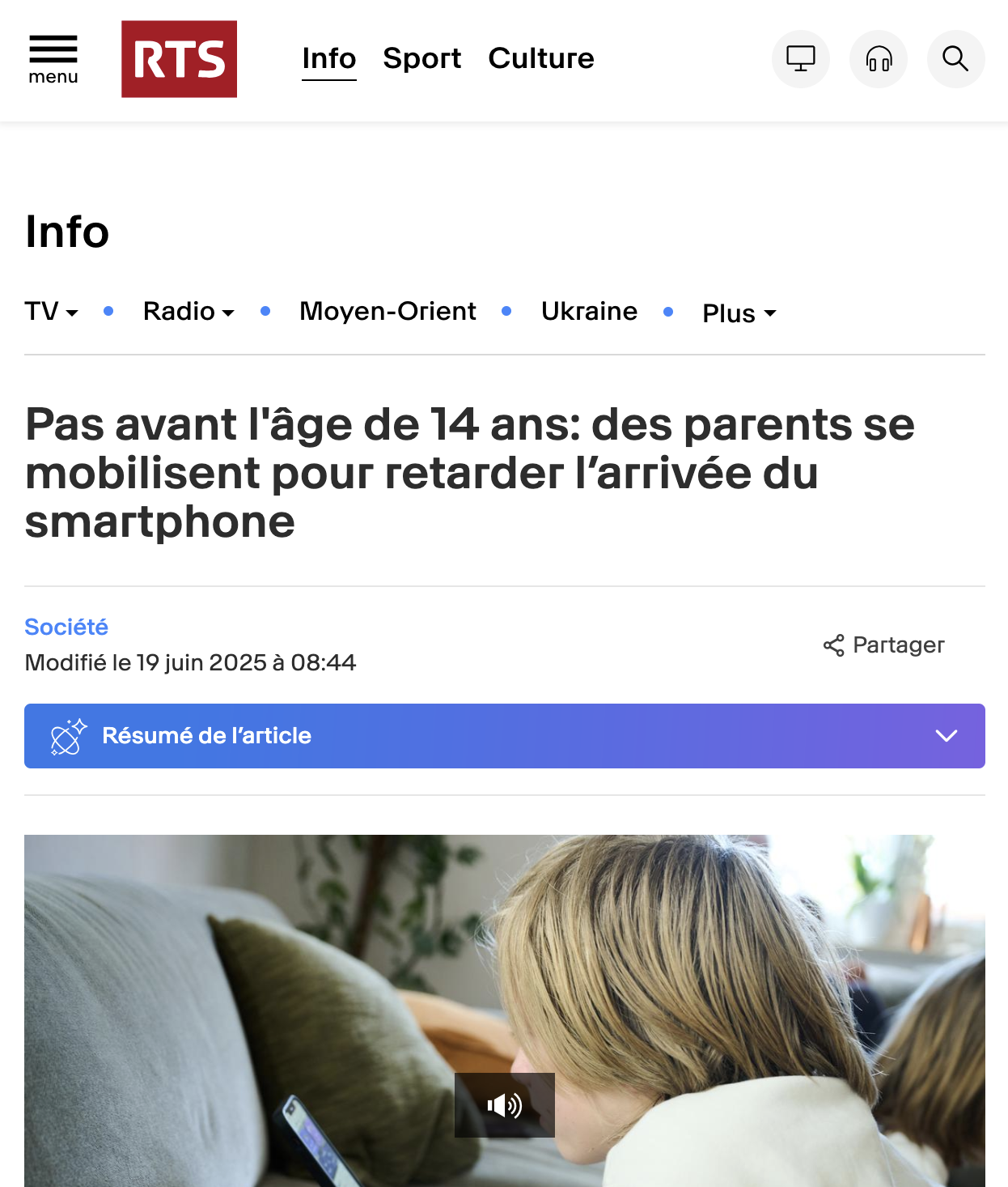Pas avant l'âge de 14 ans: des parents se mobilisent pour retarder l'arrivée du smartphone