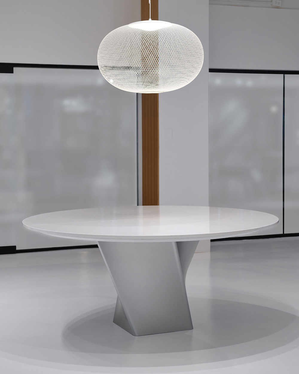 Table with round base and round light