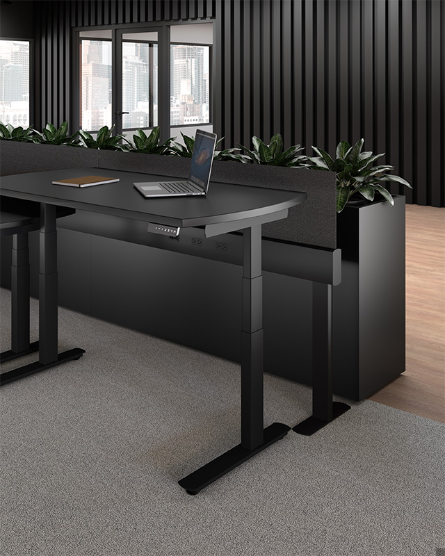 Jet height-adjustable table with beam against a Terra Planter.