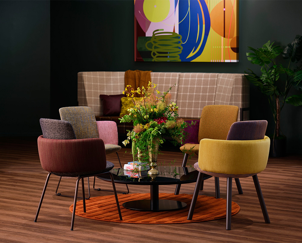 Disc base with chairs around it. 