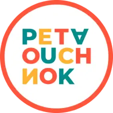 Logo coloré avec le texte inversé PET A OUCH NOK dans un cercle rouge.