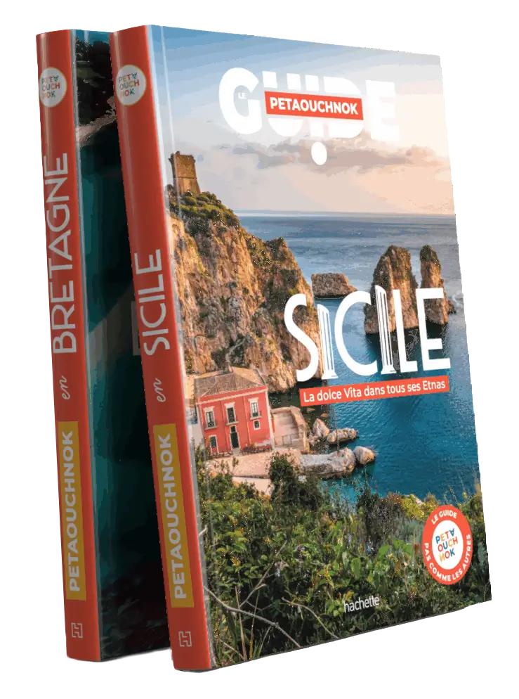 Deux guides Petaouchnok pour la Sicile et la Bretagne avec photo côtière et maison rouge.