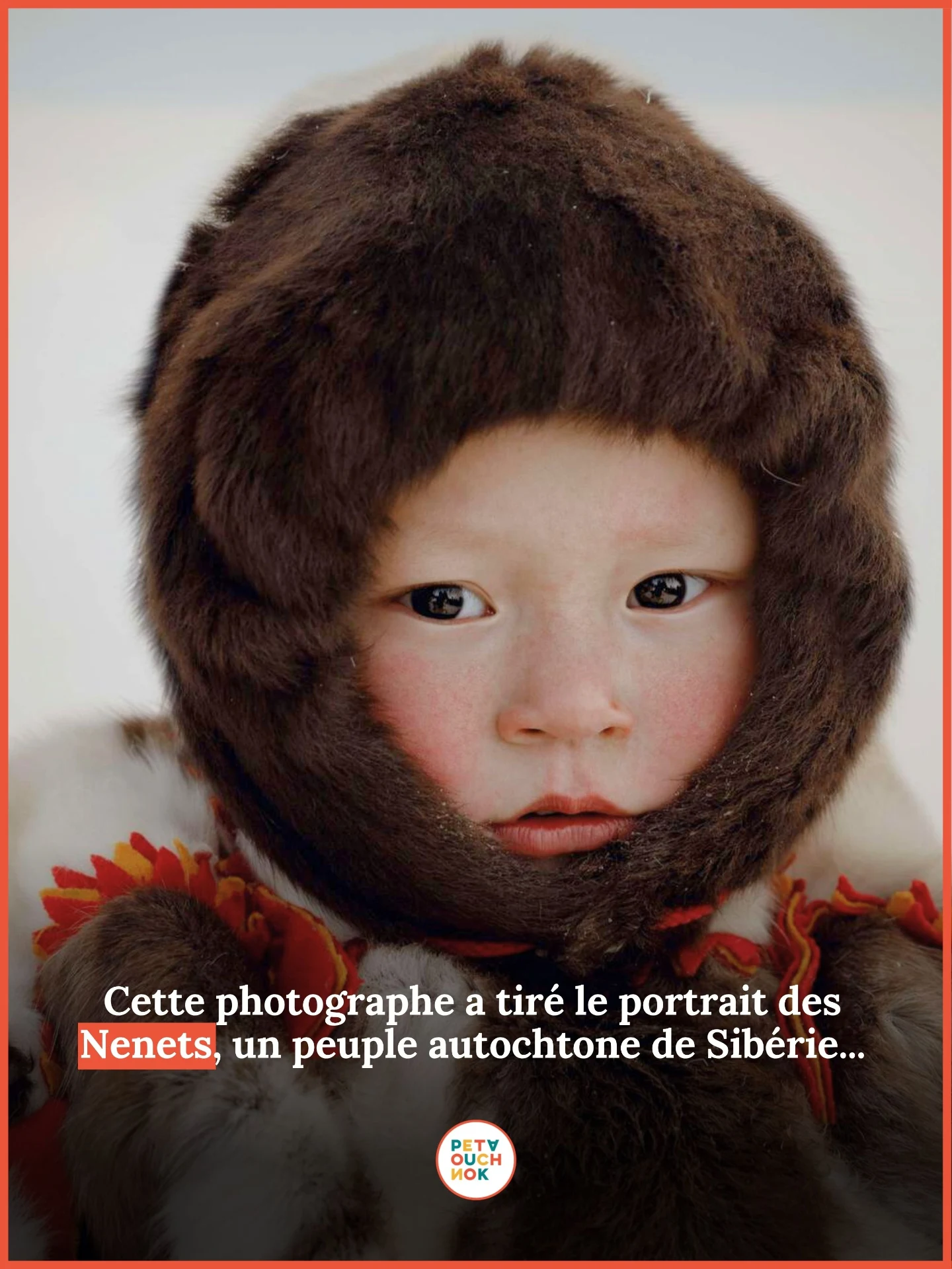 Portrait d'un enfant Nenets en tenue traditionnelle en fourrure, peuple autochtone de Sibérie.