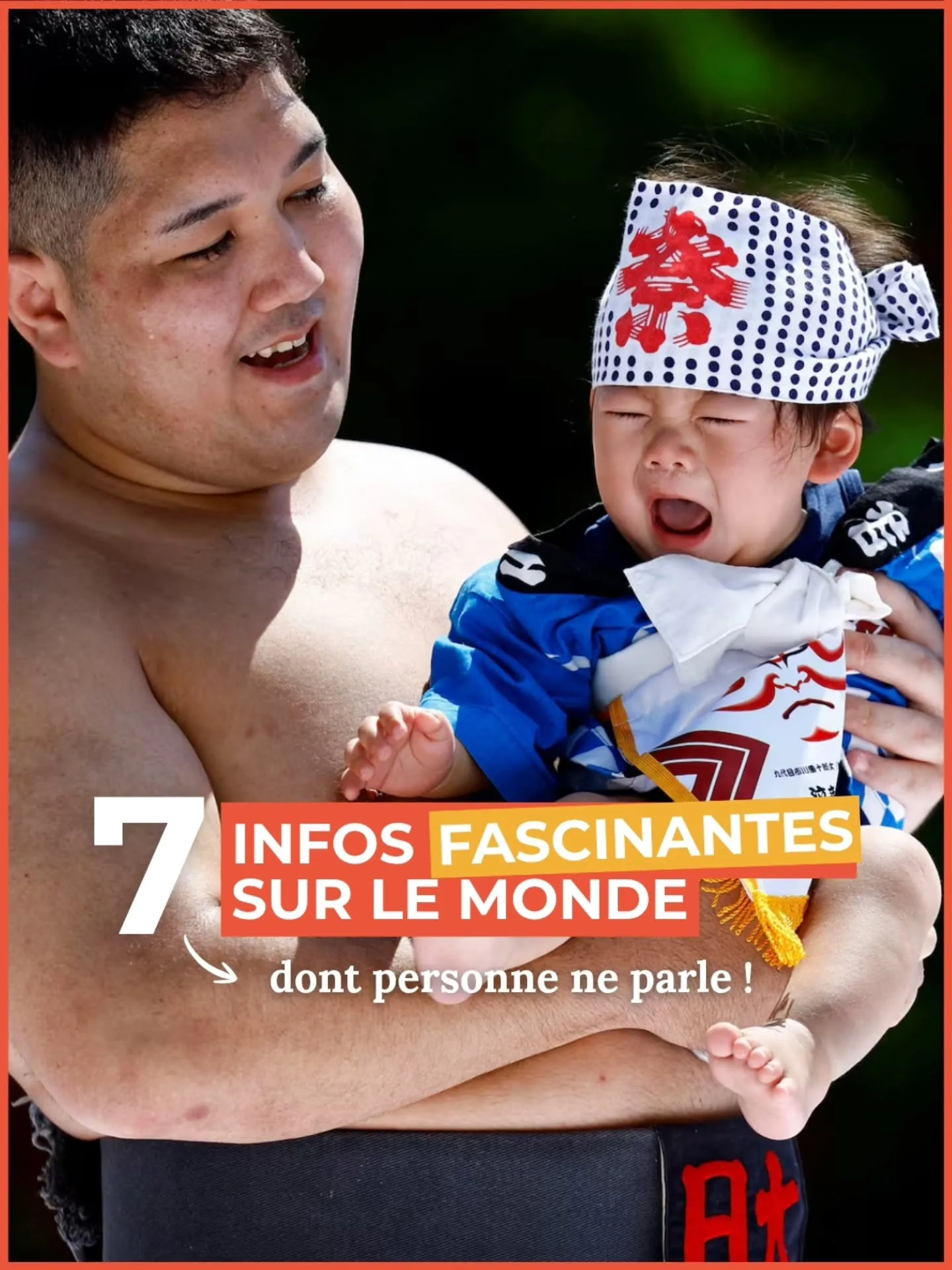 Un homme portant un bébé en habits traditionnels japonais, bébé criant.