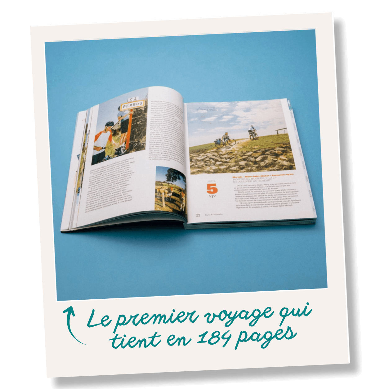 Livre ouvert montrant des pages avec du texte et des photos de cyclistes en plein air.