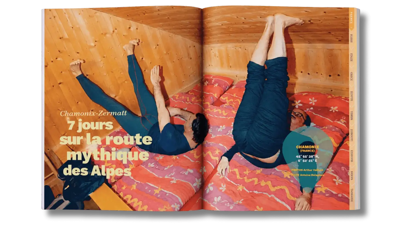 Deux hommes en tenue de sport font des exercices avec les jambes en l'air dans une chambre en bois.