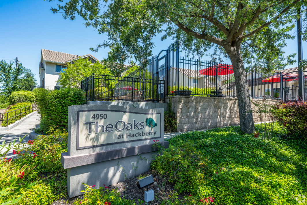 The Oaks at Hackberry exterior front entrance sign