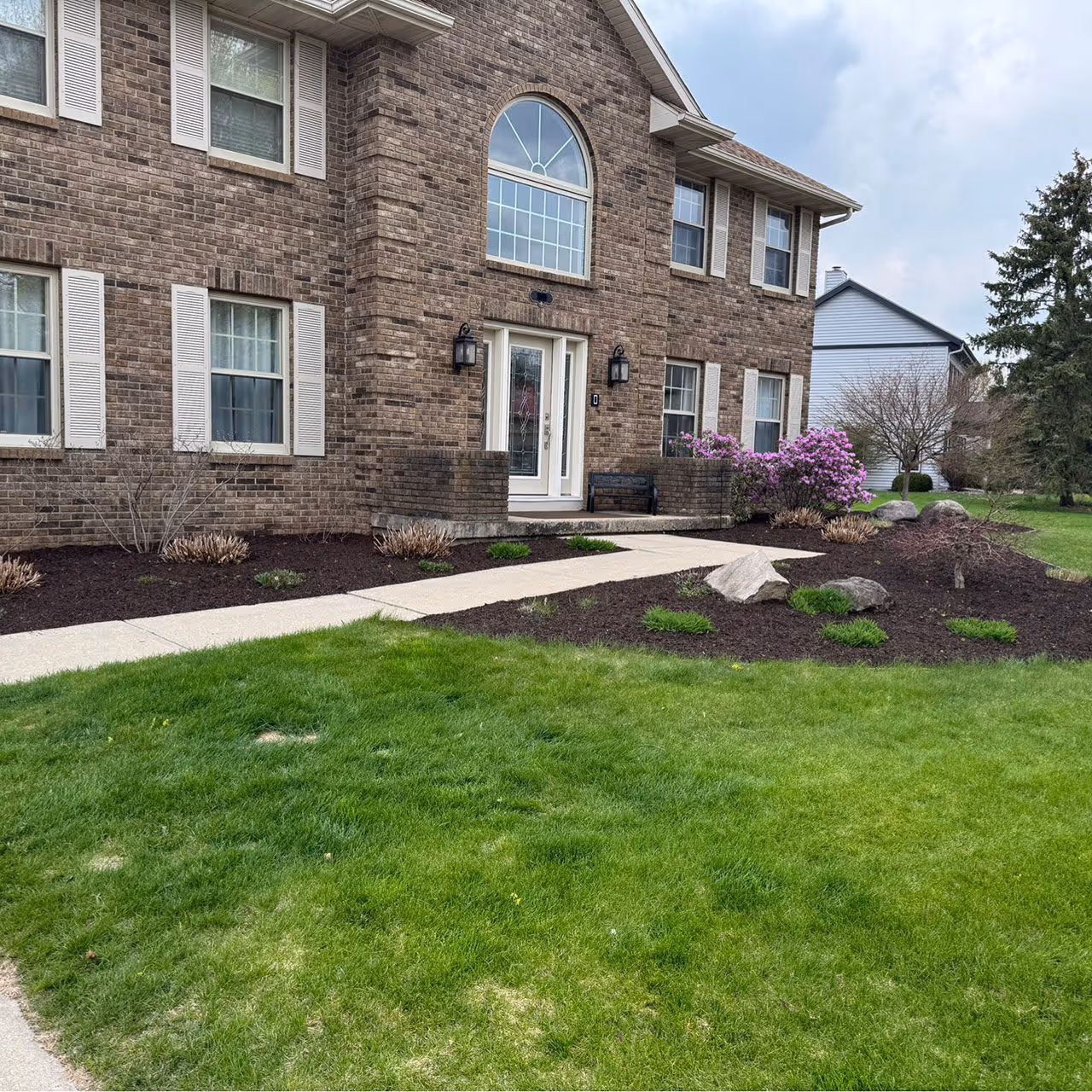 Lawn maintenance near me in Sun Prairie Wisconsin professional mowing