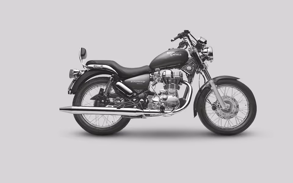 Černý motocykl Royal Enfield Classic 350 na šedém pozadí.