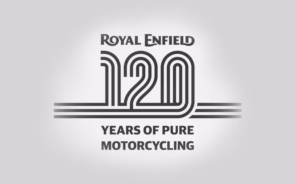 Logo Royal Enfield oslavující 120 let čisté jízdy na motocyklu.