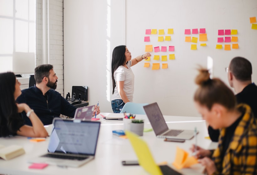 Atelier en équipe devant un mur de post-it