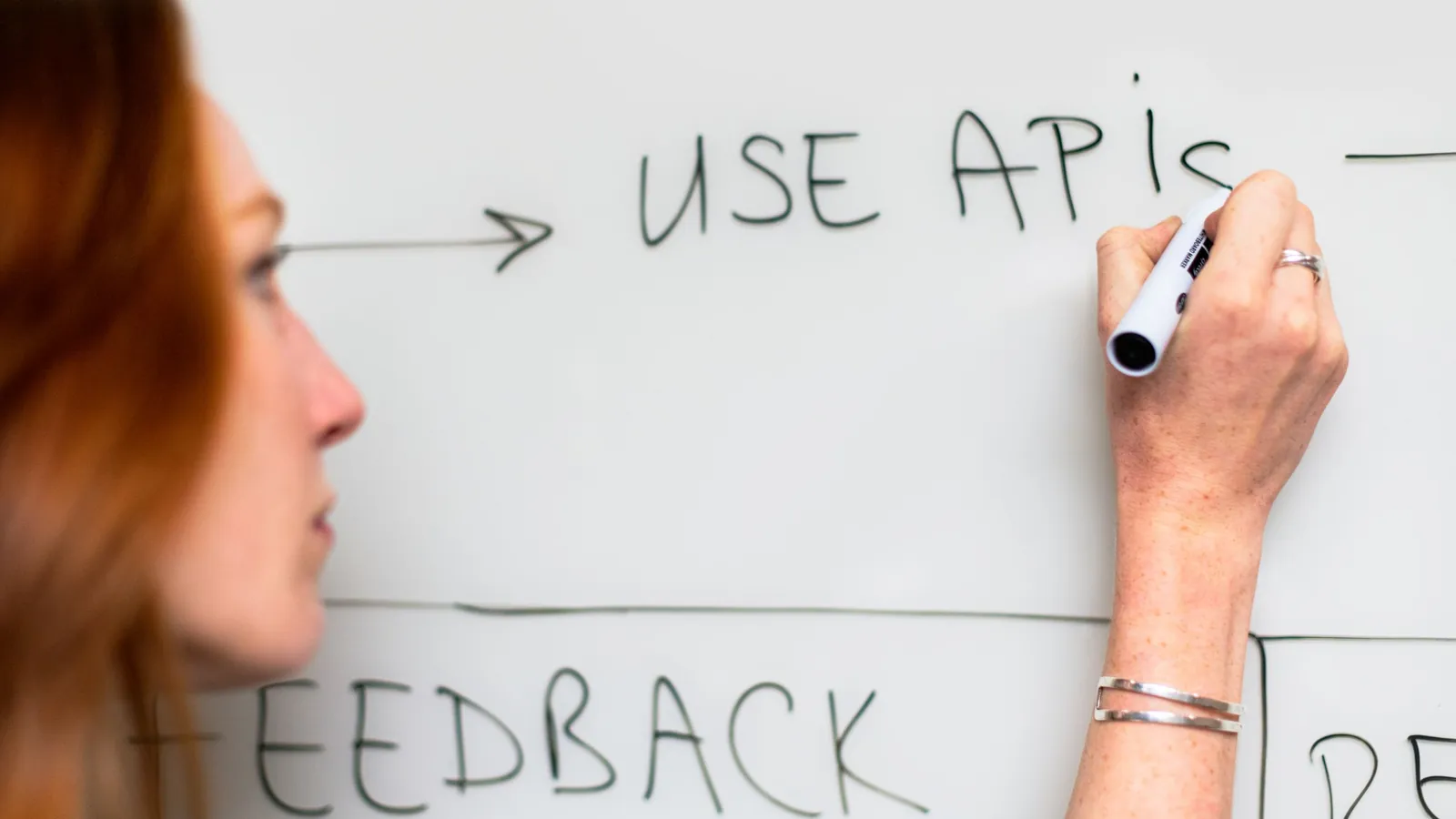 Spécialiste automatisation IA, le métier qui fait tourner agents et workflows