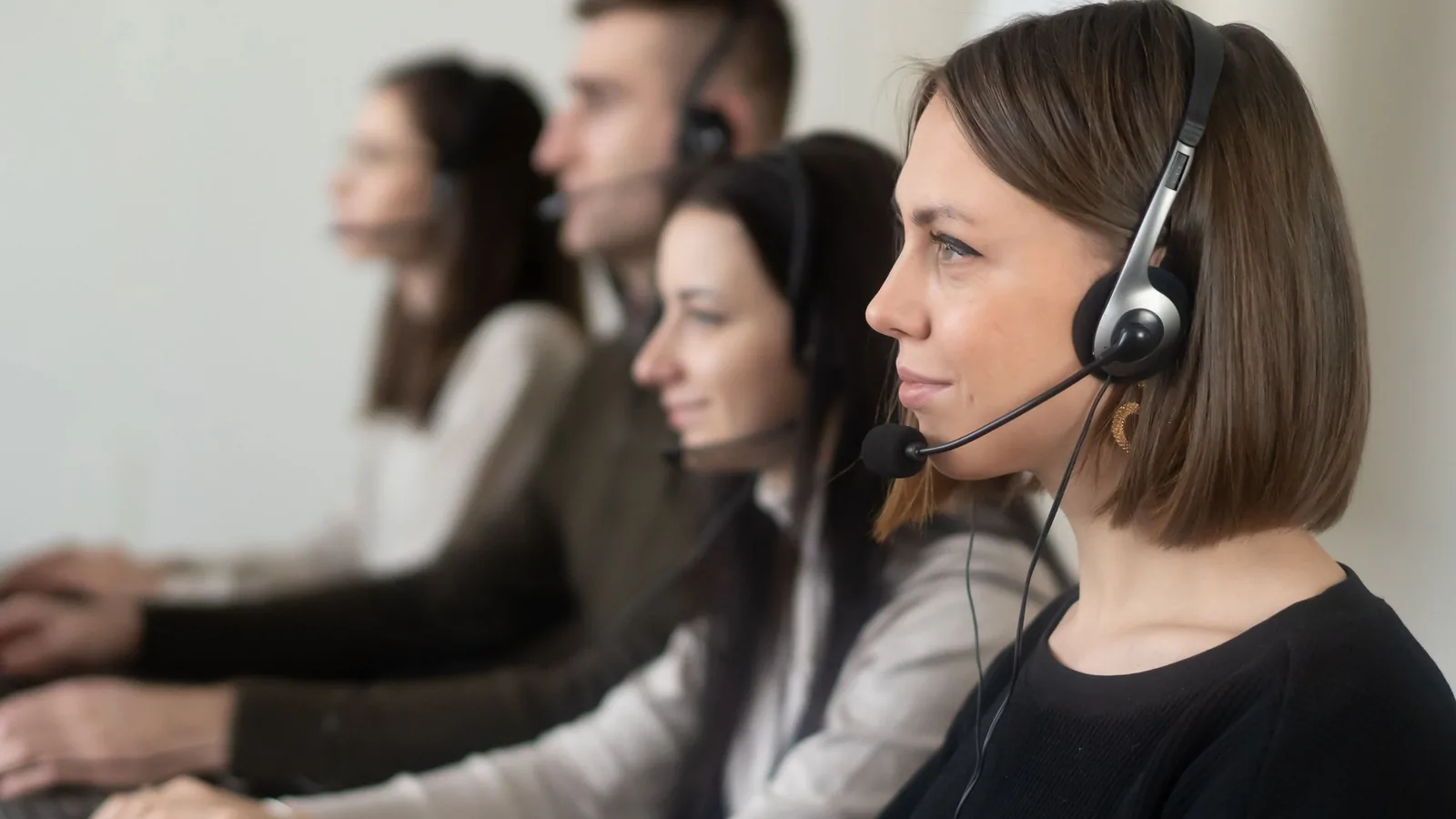 Une équipe de service client au travail, casque sur les oreilles