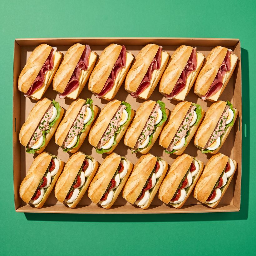 Assortiment de mini sandwichs pour brunch en entreprise