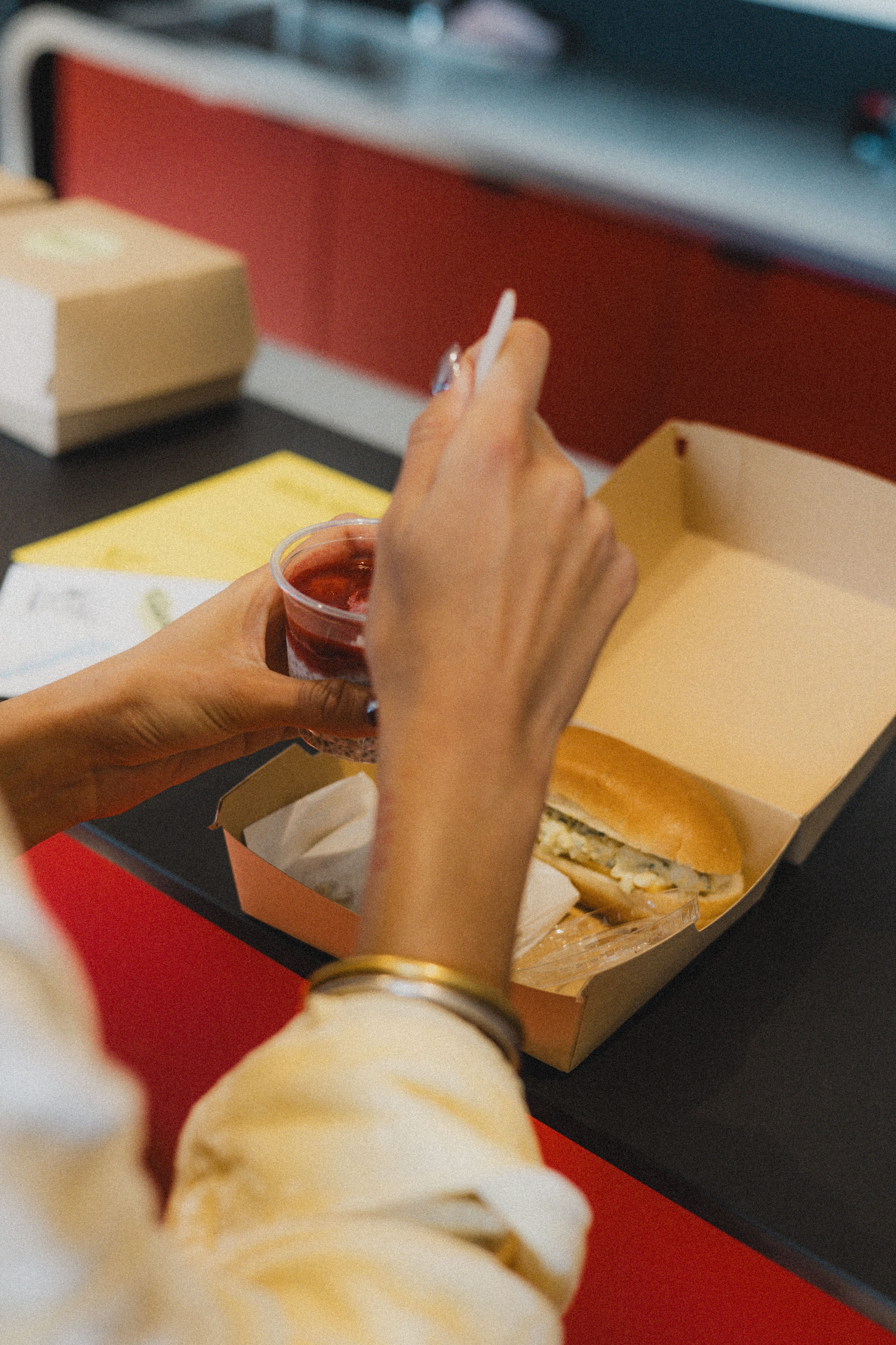 Un employé déguste son petit déjeuner