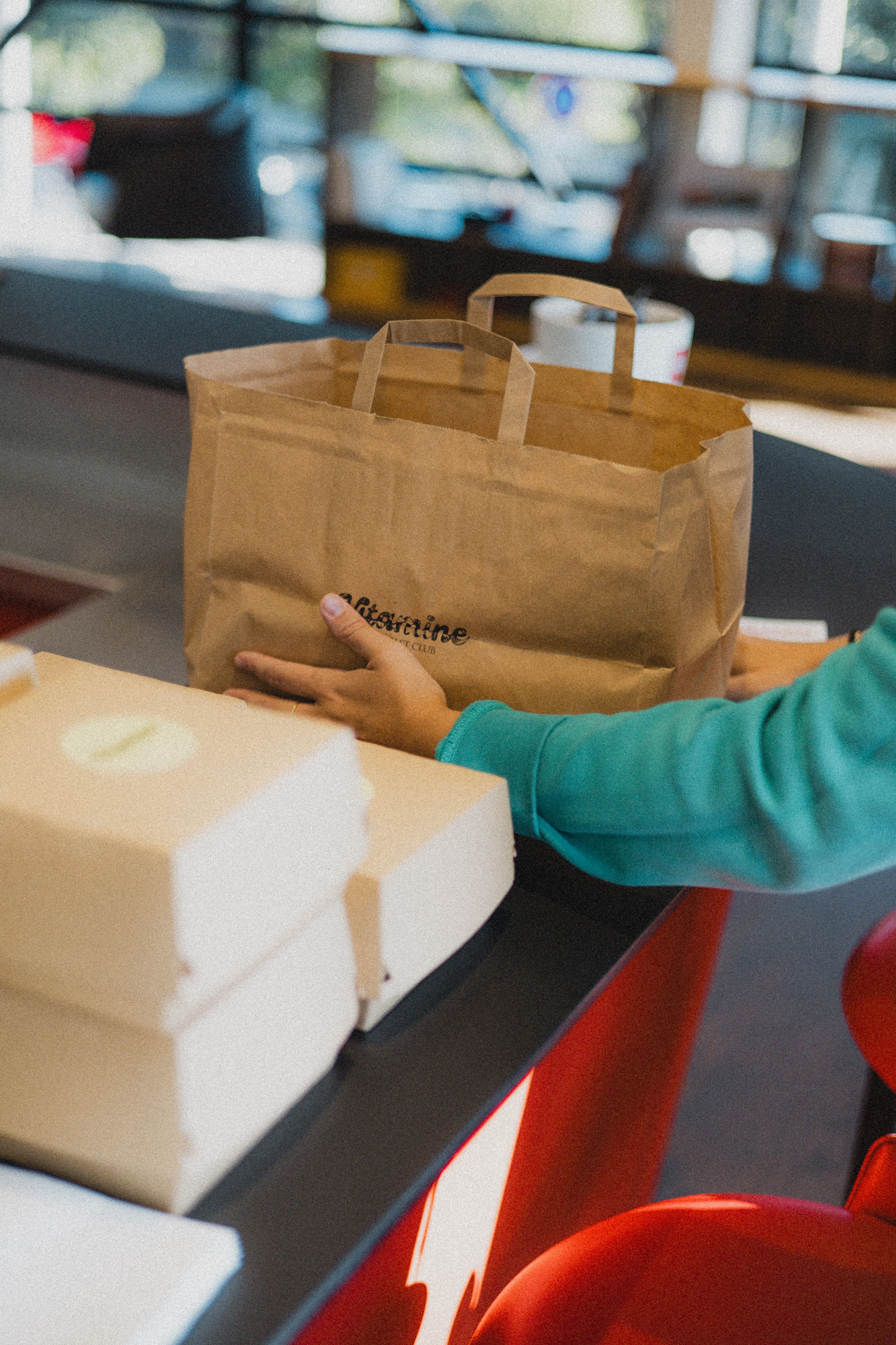 Arrivée des plateaux repas pour une réunion corporate