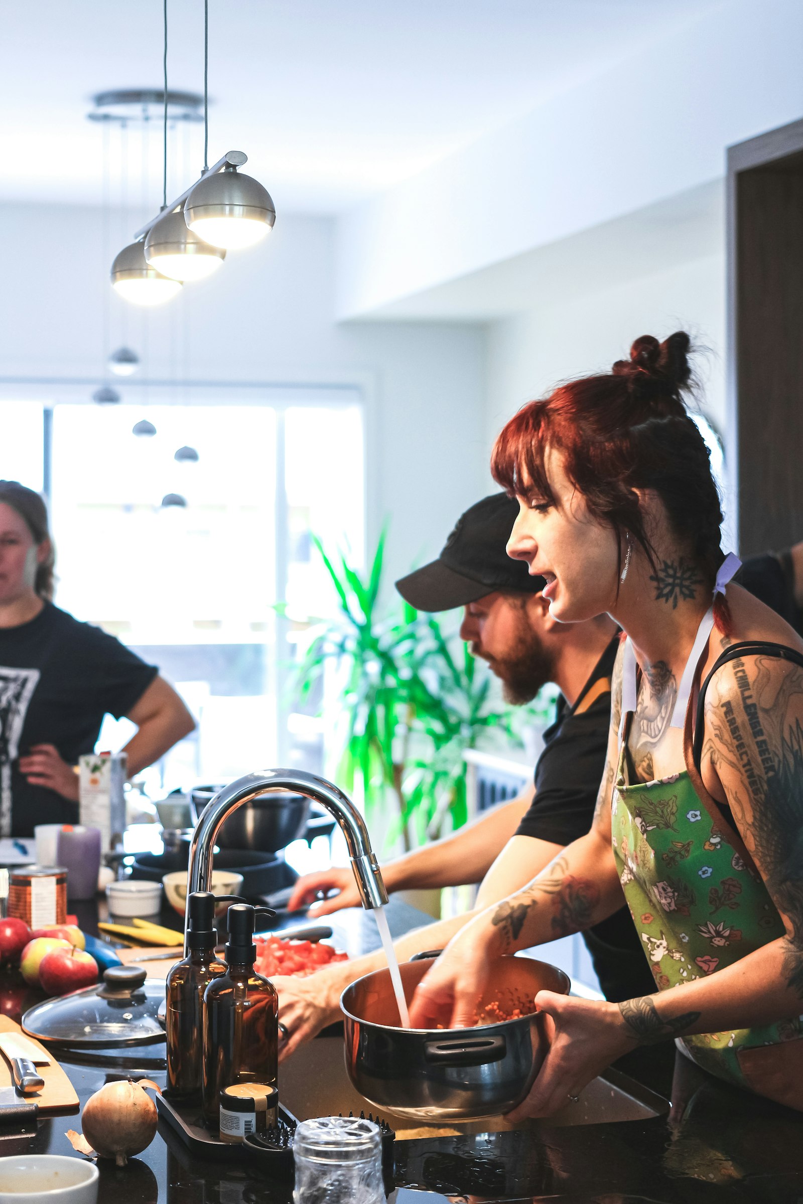 Mitbewohner kochen gemeinsam in der WG-Küche