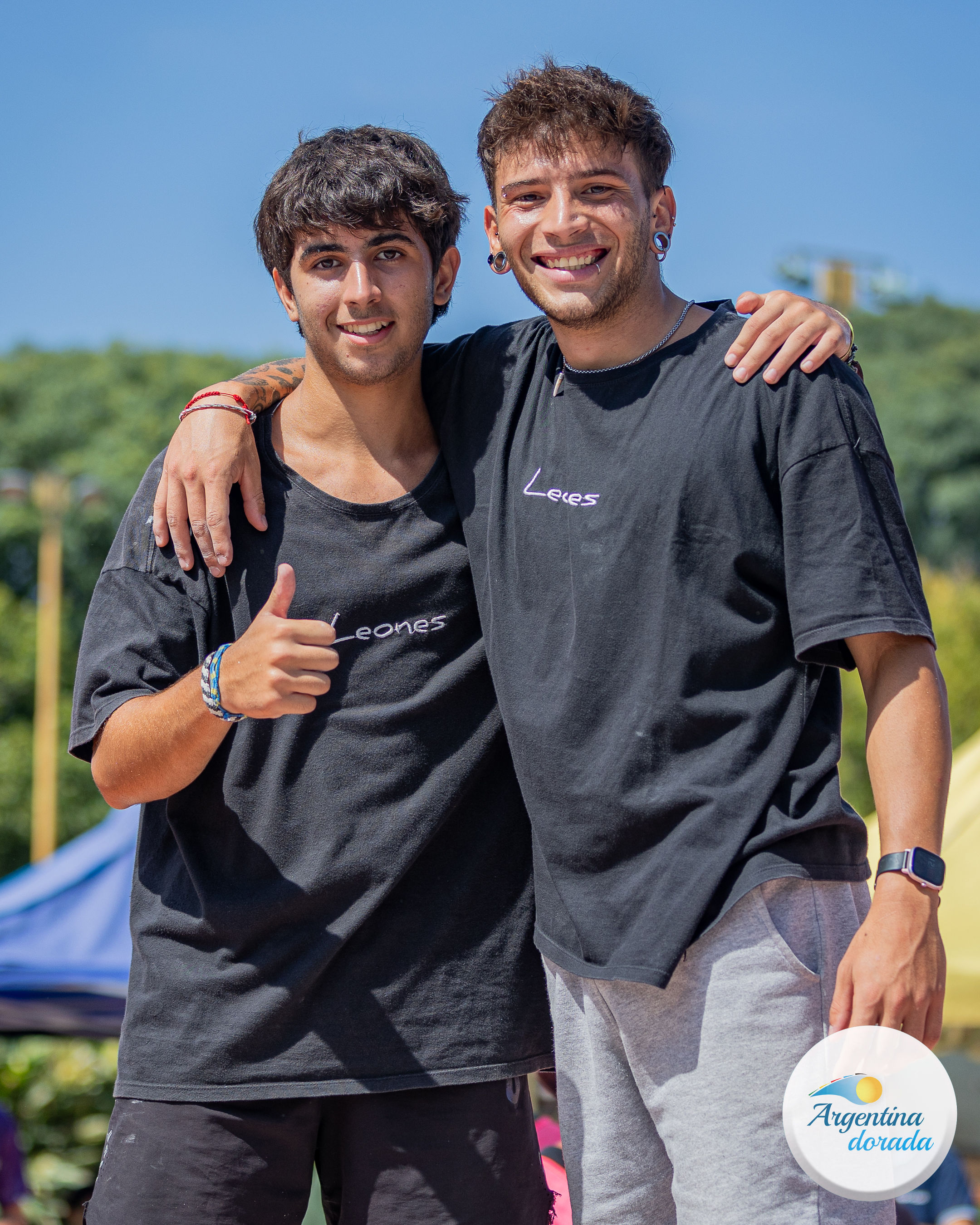 Atleta realizando un salto de parkour